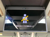 【13型有機ELフリップダウン】三列目からでも迫力のエンタメが観れる大画面フリップダウン。有機ELのモニターでは、一般的なフリップダウンよりも高コントラストでキレイな映像を楽しめます。