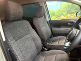 運転席まわりには十分なスペースがあり、大柄な方でもゆったり運転していただける環境です。