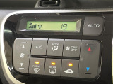 【オートエアコン】一度お好みの温度に設定すれば、車内の温度を検知し風量や温度を自動で調整。暑い&hellip;寒い&hellip;と何度もスイッチ操作をする必要はありません。快適な車内空間には必須の機能ですね♪