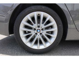 【BMWアロイホイール】軽量かつ強度に拘ったアロイホイール。走行性能ポテンシャルを引き出す設計。タイヤのサイドウォールが強化されたランフラットタイヤは、パンク時にタイヤがつぶれてもリムから外れません。