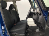 広い足元に肘掛けもついたゆったり座れるシートです。運転席と助手席の間が空いているため、助手席側への移動がスムーズです。交通量の多い道でも、助手席側から乗り降りができます。