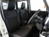 【清潔感のある運転席&助手席】隅々までクリーニングの行き届いた運転席&助手席。目立ったシミや汚れ等もございません。快適なドライブをどうぞ。
