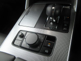 ナビ&オーディオ操作ダイヤル「コントロールコマンダー」は自然と手の触れる位置に配置されています。目線を外すことなく手元で操作できます。
