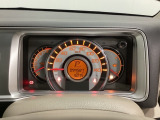 スピードメーターを大きく配した見やすいメーター部になっています。中央のインフォメーション画面でオドメーターや燃費などの情報を確認できます。