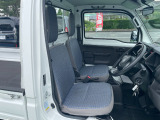 乗り降りしやすく運転が快適なシートです♪
