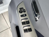 【電動格納ミラー】サイドミラーは電動格納式となっており、狭い駐車場でもキズがつくリスクを抑えられます。