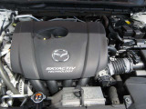 「SKYACTIV-G(ガソリン)」は、規格外の高圧縮を実現し、世界のエンジン技術者に驚きを与えました。さらに、それを維持したままノッキングの発生を抑え、熱効率を向上、走りにも寄与したエンジンです。