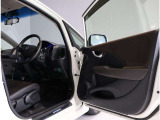 運転席・助手席ドアは開口範囲が広く、とても乗りやすいですよ!収納スペースもあります!