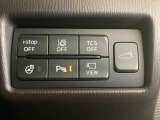 運転席脇のクラスタースイッチ部分にはカメラ切り替えスイッチ、パーキングセンサー、ステアリングヒーター、その他走行系スイッチを集中配置しております。