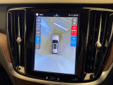 【360&deg;ビューカメラ】4台の高解像度カメラで360度の鳥瞰図を表示。隣の車や壁、死角にある障害物などを画面で確認できるため、狭いスペースでの駐車・出入りも安心です。