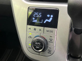 【オートエアコン】一度お好みの温度に設定すれば、車内の温度を検知し風量や温度を自動で調整。暑い&hellip;寒い&hellip;と何度もスイッチ操作をする必要はありません。快適な車内空間には必須の機能ですね♪