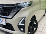 【LEDヘッドライト】悪天候や夜間走行時も良好な視界を確保し安心して運転できる高輝度LEDヘッドライトを装備!点灯速度が早く、消費電力も抑えられています。