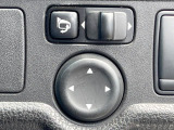 【電動格納ミラー】サイドミラーは電動格納式となっており、狭い駐車場でもキズがつくリスクを抑えられます。