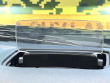 【ヘッドアップディスプレイ】現在の速度や走行情報をデジタル表示で運転席前方のガラスに投影!運転中、目線をずらさず必要な情報を確認できるのでとっても便利で安心!