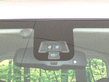 【エマージェンシーブレーキ】走行中に前方の車両等を認識し、衝突しそうな時は警報とブレーキで衝突回避と被害軽減をアシスト。より安全にドライブをお楽しみいただけます。