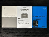スマートキーは鍵をバッグに入れたままでもドアロックの開閉やエンジンのON・OFFができます。夜間や雨の日も鍵を探さなくて良いので便利です。
