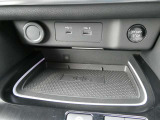 スマホのワイヤレス充電も装備されておりますので、スマホを置くだけでラクラク充電!!