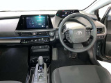 運転席周りのレイアウトをご覧ください。ナビゲーションが綺麗に装着されすっきり収まってますね!