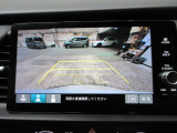 バックカメラの画像です。ガイドラインがスムースな車庫入れをサポートいたします。車庫入れの安心感がアップしますね。