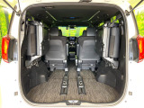 後席を格納すると、これだけの広さが!シーンに合わせたシートアレンジで、大きな荷物も積むことが出来ます♪