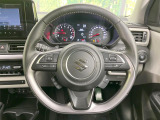 【パドルシフト】ハンドルから手を離さずに素早くシフトアップ&ダウンができるので、エンジンブレーキを使う下り坂や高速道路の合流で加速したい場面で役立ちます。