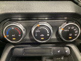 空調スイッチ類は最近流行のタッチパネル式ではなく、運転中でも直感的に操作できるダイヤル式を採用しております。