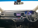 車内は光触媒抗菌消臭施工済です。インパネ周りはスタイリッシュなデザインで機能や装備も充実しています。グローブボックスやカップホルダーのほかにトレーなどたくさんの収納スペースが付いています。