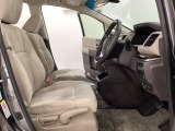 女性でも運転がしやすいように、シートの高さ調整機能(シートリフター)がついています。運転席と助手席の間が空いている為、助手席側への移動がスムーズです。交通量の多い道でも助手席側から乗り降りができます。