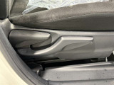 運転席のみシートアジャスター付きです。
