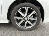 純正アルミホイール付ですので足回りもオシャレです!!タイヤサイズは165/55R15です。