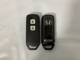 スマートキーを装備しています。鍵を差し込むことなくドアロックの開け閉めと、スタートボタン操作でのエンジンスタートができます。スペアキーも同じものを用意しております。