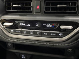 【オートエアコン】一度お好みの温度に設定すれば、車内の温度を検知し風量や温度を自動で調整。暑い&hellip;寒い&hellip;と何度もスイッチ操作をする必要はありません。快適な車内空間には必須の機能ですね♪