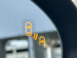 【ブラインドスポットモニタリング】走行中、ドアミラーの死角になりやすい箇所に後続車が接近するとサイドミラー付近に警告を表示、ドライバーに注意喚起をしてくれます。