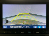 【バックカメラ】運転が苦手な方も車庫入れラクラクです!ギアをリバースに入れれば自動的に切り換わりますので、面倒な操作は不要です♪狭い駐車場もお車を傷つけず安心ですね!