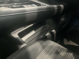 運転席手元に、ティッシュBOXや手荷物を置けるスペースあります☆