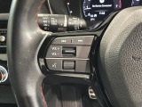 ステアリングにオーディオ操作スイッチが付いています。オーディオ画面に直接タッチしなくても操作が出来ますので、運転に集中できます。