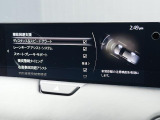 こちらのお車には先進安全装備が多数搭載されています。衝突被害を回避あるいは軽減するためのブレーキや、後方死角からの接近警報、車線逸脱を防止する警報装置など、詳しくはスタッフまでお尋ねください。