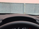 運転視界の遠方上方に虚像を投影することで前を見ながら情報の視認ができます。本当にドライバーが必要な情報を適切に伝え、楽しんで頂くことを考えた新世代装備です。※虚像は2.6m前方に浮かぶイメージです。