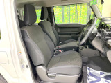 運転席まわりには十分なスペースがあり、大柄な方でもゆったり運転していただける環境です。
