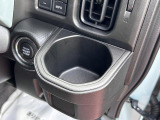 [ドリンクホルダー]お気に入りのドリンクを片手に、快適なドライブを♪500mlペットボトルも置けます!