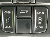 【両側スライドドア】駐車場で隣の車との間隔が狭く乗りにくい時、スライドドアなら安心!ドアオープン時も幅を取らず、開口部が広いので乗り降りがとっても簡単です。大きな荷物の出し入れも後席から可能♪
