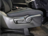 【ハイトアジャスター】レバーの上下操作だけで、座面を運転しやすい高さへ簡単に調節できます。
