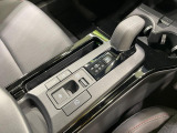 【置くだけ充電】ワイヤレスでエンジン始動中であれば置くだけで充電可能!コードが絡むことがなくなるので車内もすっきり清潔感が保てます!
