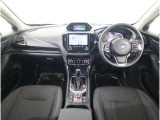 ■視界良好で運転しやすいコックピットです。シンプルで操作性の良いインパネ回りにデザインされ、SUBARUは安全性能に徹底的にまでこだわった視界設計を行っています。