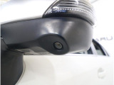 助手席側で見えにくい左前方の映像を、車内のマルチファンクションディスプレイに映し出します。前方への駐車や左寄せ、狭い道でのすれ違いなど、さまざまなシーンで安心して運転できる便利な機能です。