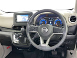 運転席まわりです。 各操作スイッチは使いやすい位置に配置されてます。