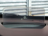 ヘッドアップディスプレイは運転者の目線上に必要な情報を映し出す装備です。視線移動を減らし、道路状況と運転に必要な情報を同時に確認することが出来ます。