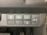 ハンドルの右側にはヘッドライトレベライザーとHondaセンシング用のメインスイッチがついています。ヘッドライトレベライザーは道路状況や積荷の加重に応じてライトの高さを調節できます。