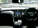 大きなフロントガラスで広々とした視界の運転席まわりです。
