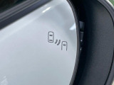 【ブラインドスポットモニター】走行中、ドアミラーの死角になりやすい箇所に後続車が接近するとサイドミラーのレンズに警告を表示!ドライバーに注意喚起をしてくれます。